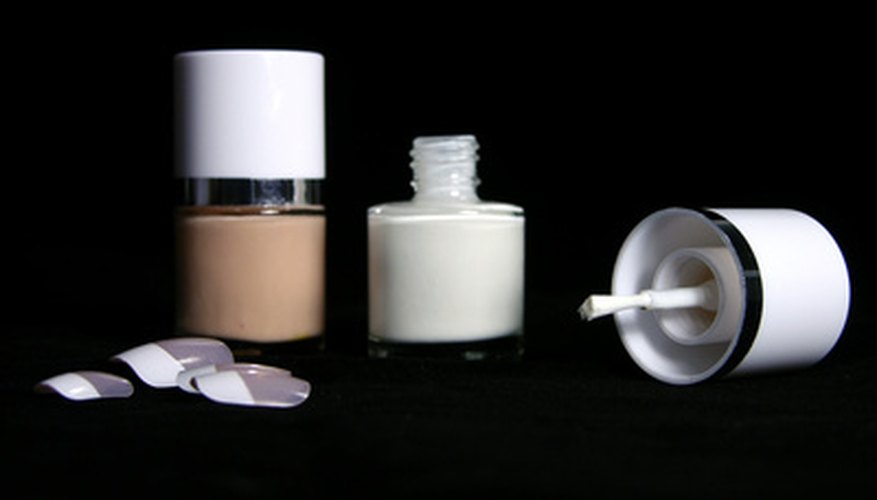 Crea tus propias uñas de líquido acrílico.