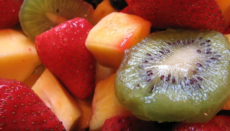 Cubre un pastel de bodas con fruta fresca.