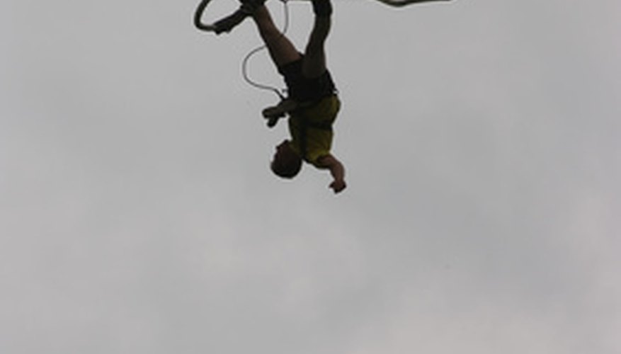 El salto de bungee es una forma popular de turismo de aventura fuerte.