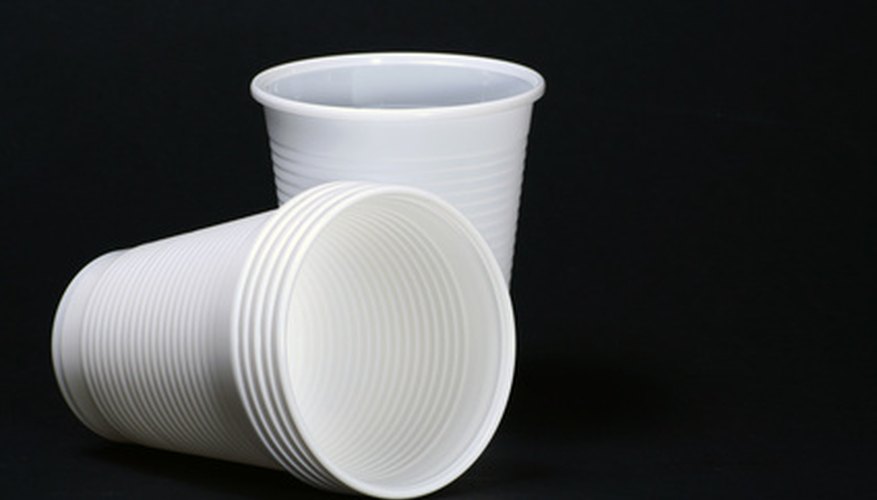 Puedes hacer artesanías de renos con vasos de papel.