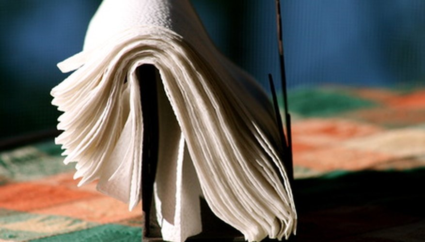 Planchar con papel congelado una servilleta de papel les permite expresarse a los que hacen manualidades.