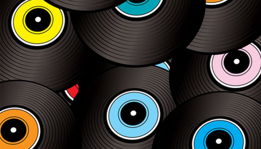 Los discos de vinilo pueden ayudar a enfatizar el tema de una fiesta de rock de los ´80.