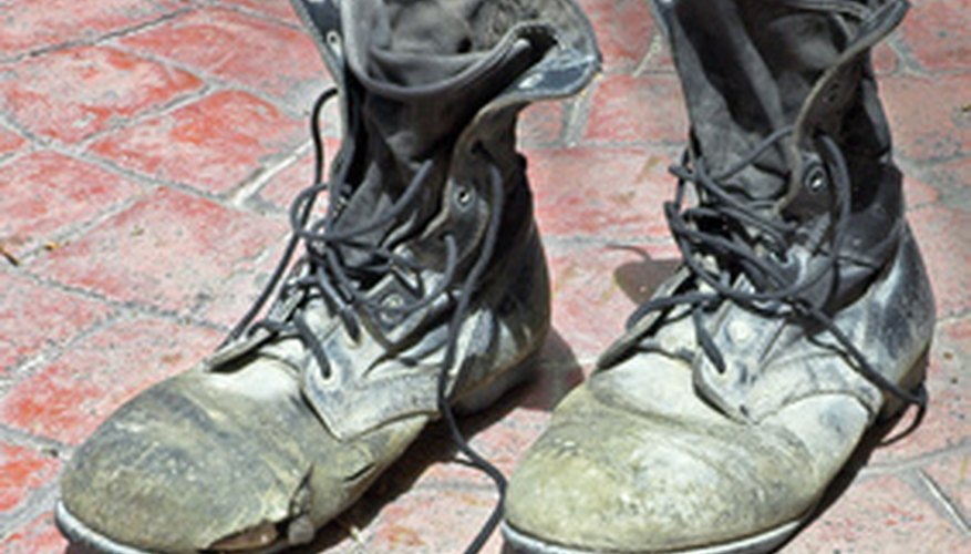 Puedes usar plantillas para hacer el espacio interior del zapato más pequeño.