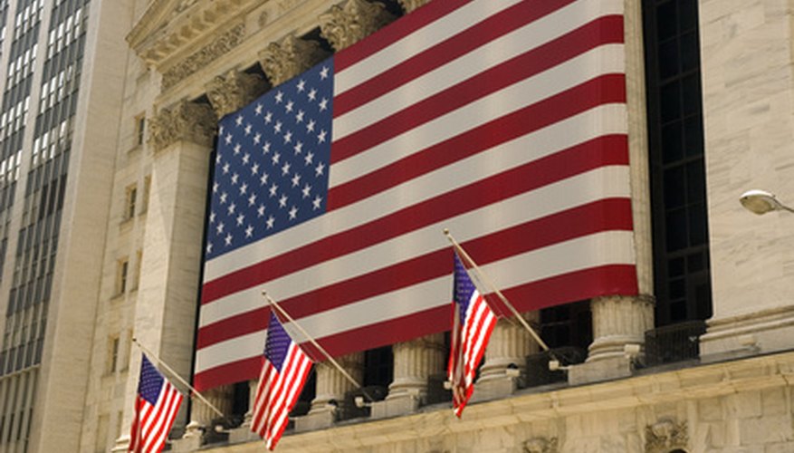 Las acciones son títulos que representan una parte de una empresa y son negociados en mercados formales como el de Mercado de Acciones de Nueva York.