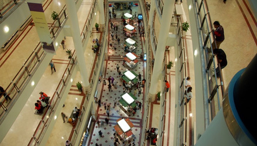 La publicidad a un centro comercial implica aumentar el tráfico de personas a pie.