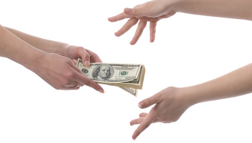 Si prestas dinero, hazlo por escrito y establece una forma de pago adecuada.