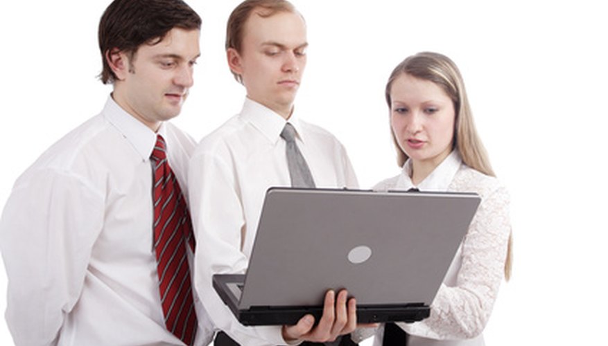 Analiza las relaciones con los clientes para advertir sus necesidades.