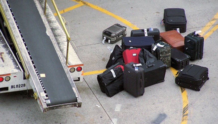 Un candado TSA es usado para mantener el equipaje seguro al viajar en avión.