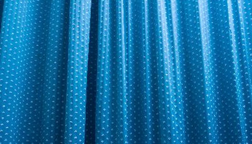 Si estás buscando agregar unas cortinas en tu habitación, pero temes al alto precio de las que vienen hechas, considera hacerlas de sábanas lisas.