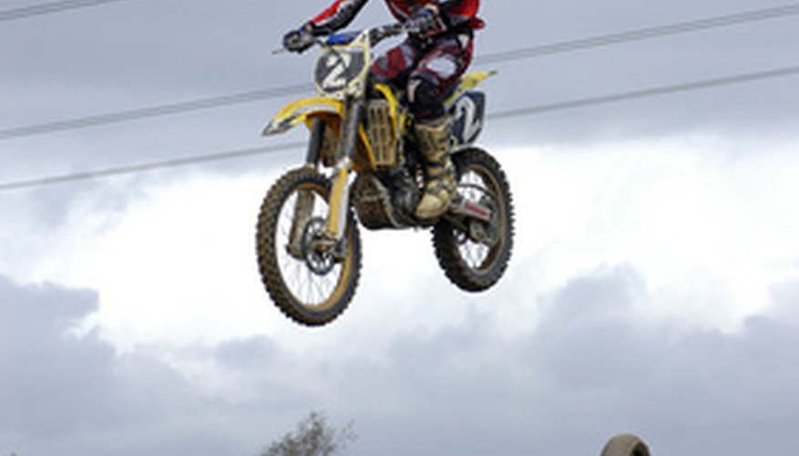 Si tu agasajado es fanático del motocross, haz que tenga una fiesta de cumpleaños inolvidable.