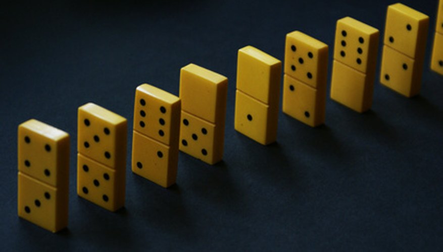El dominó es un juego de fichas que usa piezas rectangulares con dos números (representados por puntos) en cada lado.
