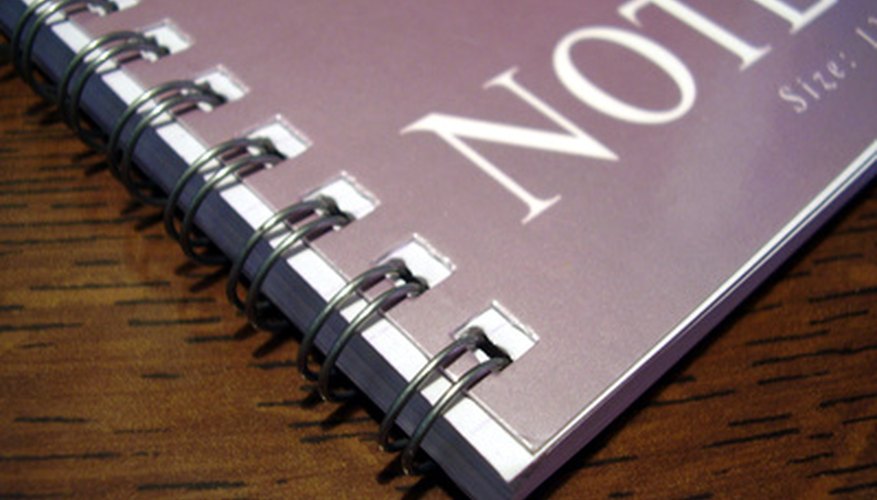 Puedes hacer la portada de un cuaderno con pocos suministros.