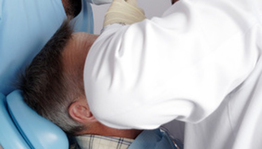Prepárate para la apertura de tu clínica dental por medio de la publicidad de la gran apertura a los miembros de la comunidad.