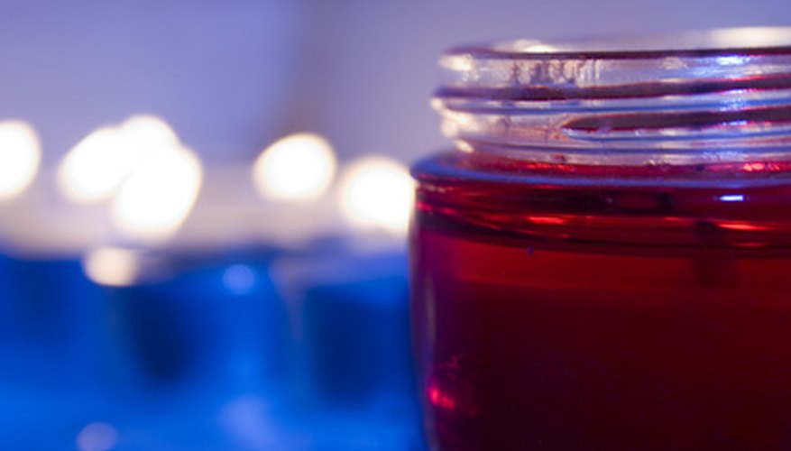Las velas en frascos son convenientes para usar y hacer.