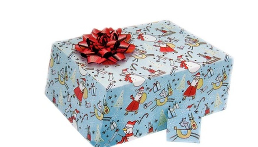Envuelve la caja de zapatos y su tapa cuidadosamente para un regalo.