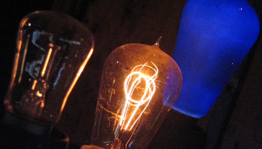 El metal tungsteno produce luz y calor en los focos de luz incandescentes.