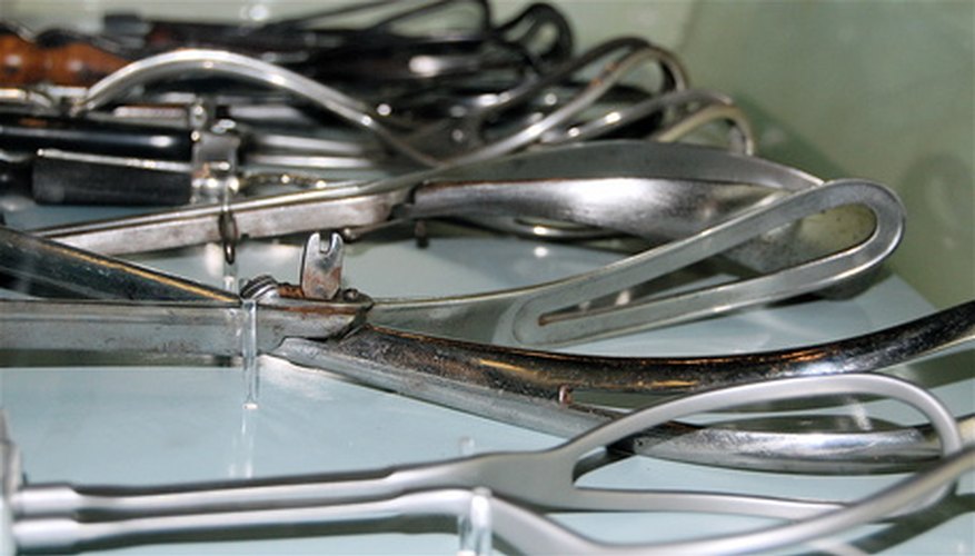 Los seres humanos han utilizado de todo, desde huesos de animales hasta aleaciones complejas para fabricar herramientas quirúrgicas.