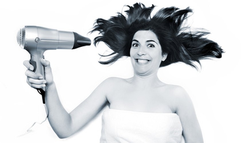 Mujer secando su cabello.