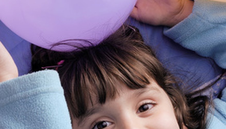Con globos y botellas se pueden hacer experimentos sobre las leyes del gas.