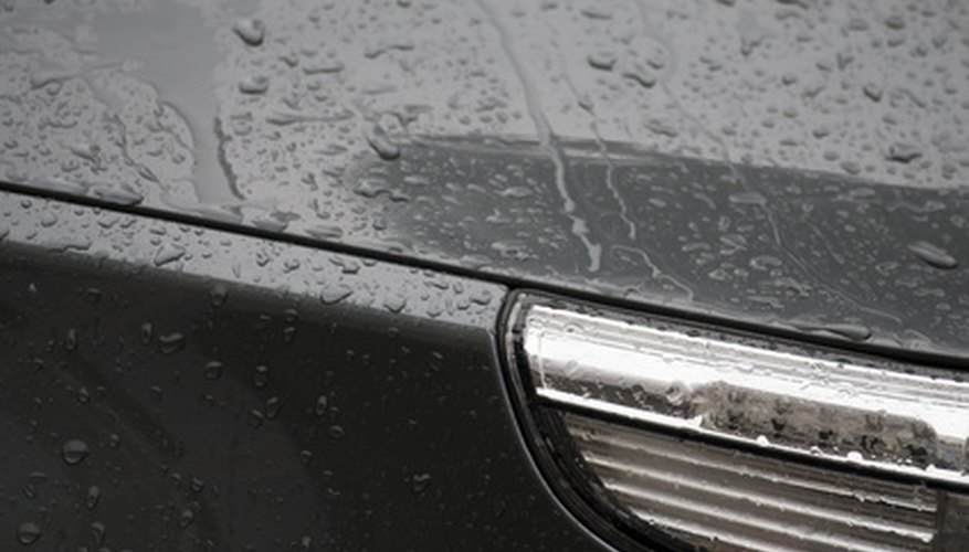 Retira las manchas de agua de un carro con vinagre blanco.