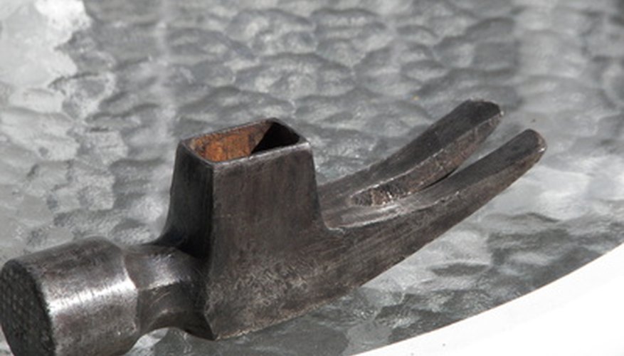 The hardness of the hammer's head is important. The hardness of the hammer's head is important.
