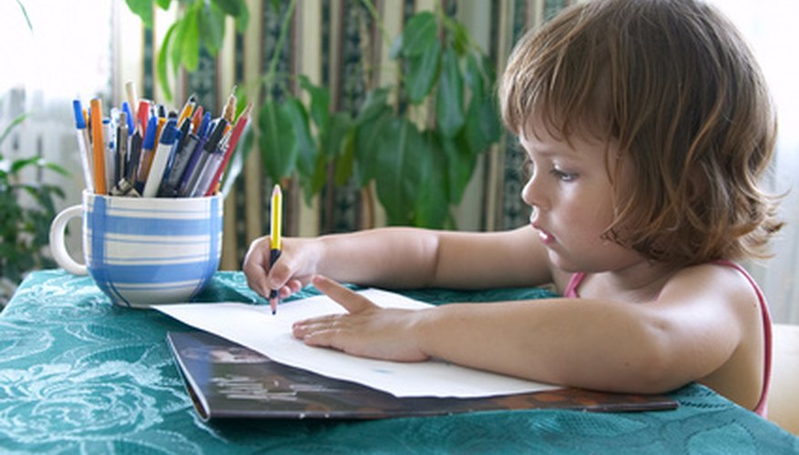 Varias técnicas ayudan a enseñar a un niño a dibujar.