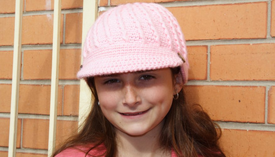Agregar una visera a un gorro tejido puede ser una manera fácil de hacer tu propio gorro moderno y con estilo.