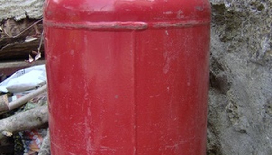 Los contenedores de gasolina aprobados ayudan a evitar accidentes y derrames.