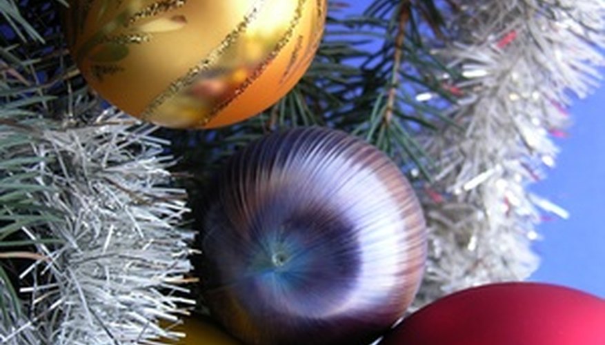 Las imágenes de tu árbol decorado constituyen buenos fondos para las invitaciones.