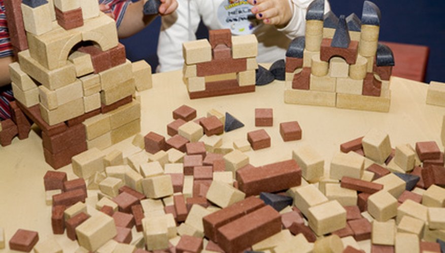 Los juguetes con propósito de final abierto estimulan las habilidades de pensamiento creativo de los niños.