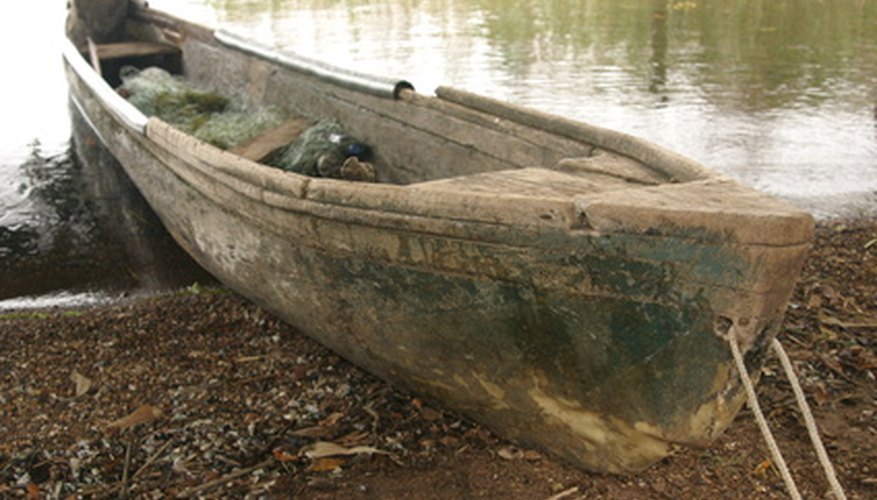 Una canoa de madera es una buena opción para un primer bote.