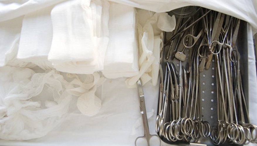 El autoclave esteriliza mediante calor húmedo y presión.