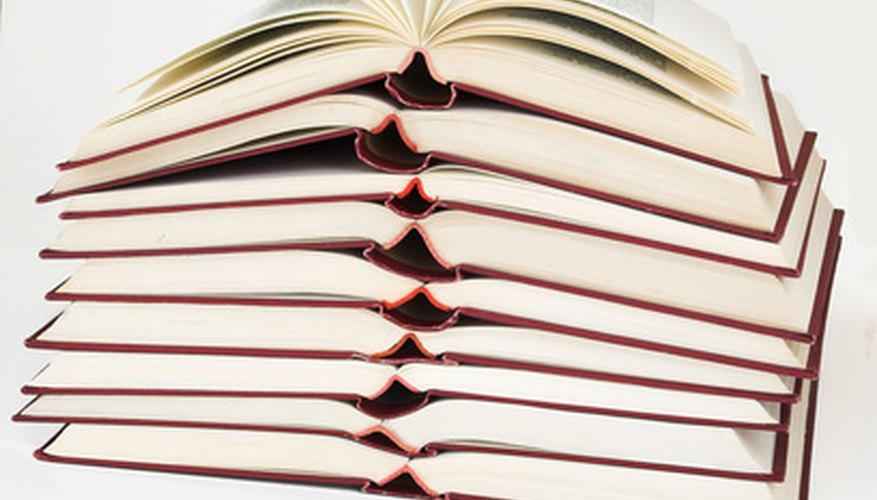 Una revisión de bibliografía básica examina múltiples fuentes para obtener información sobre un tema específico.