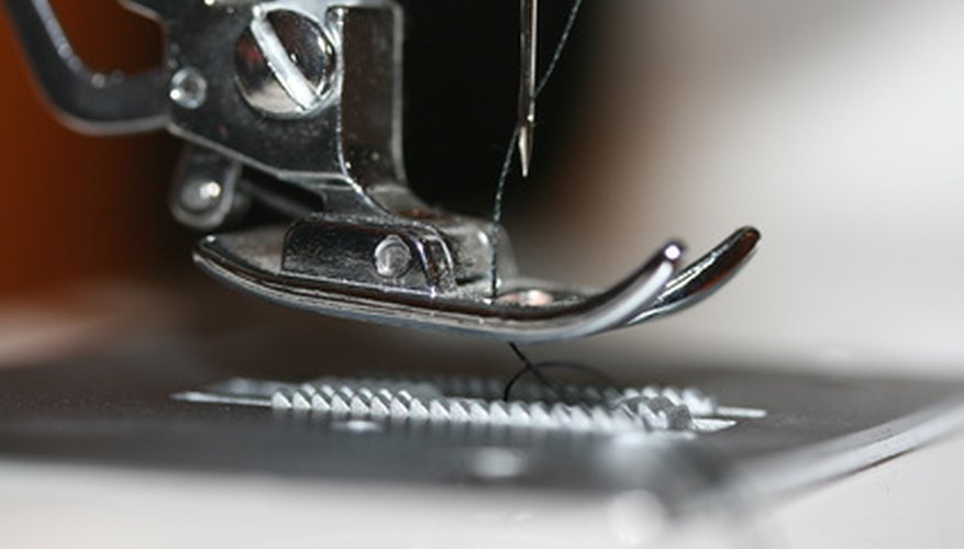 Puedes utilizar una máquina de coser estándar para hacer un dobladillo de lechuga en la organza.