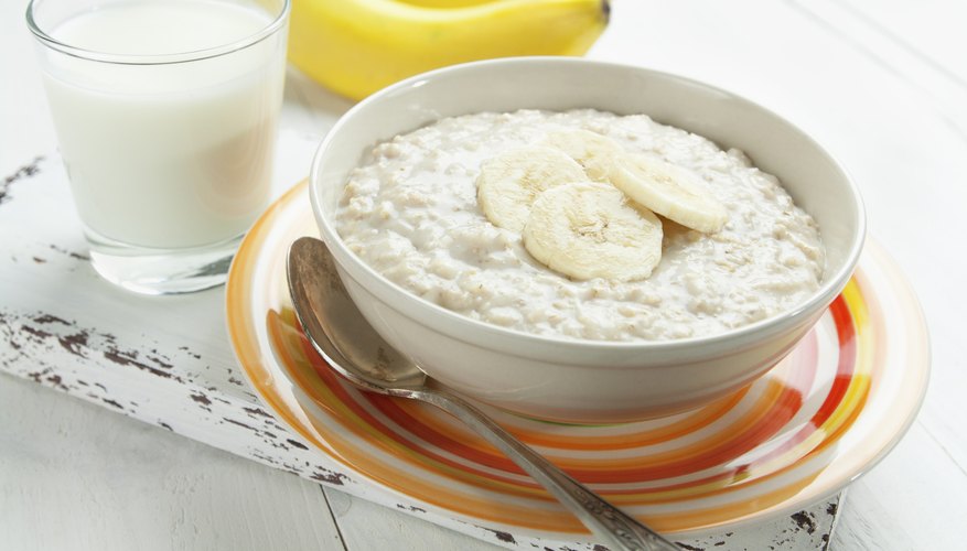A bowl of oatmeal with sliced bananas. A bowl of oatmeal with sliced bananas.