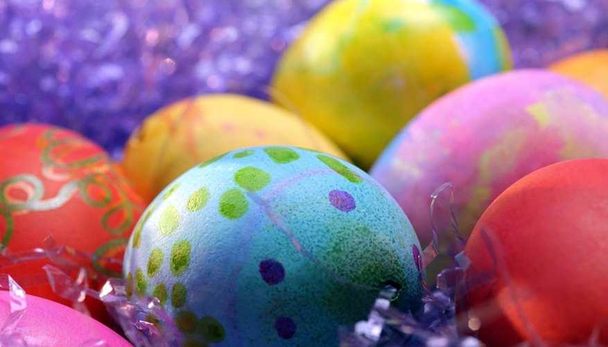 Decorar huevos de Pascua permite que participen todos y usen su propia creatividad.