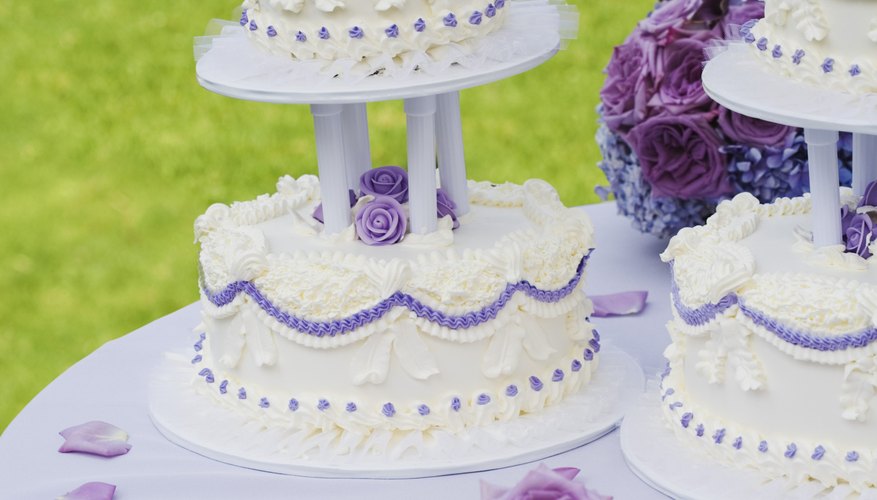 Decora una bonita torta.