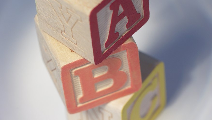 Enséñale reconocimiento de letras a un preescolar.