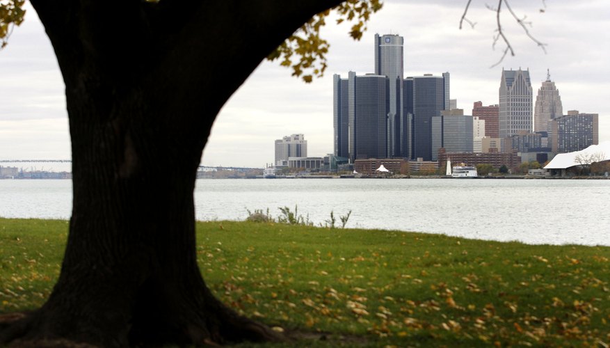 El cuartel general mundial del edificio de General Motors domina la línea del horizonte de Detroit.