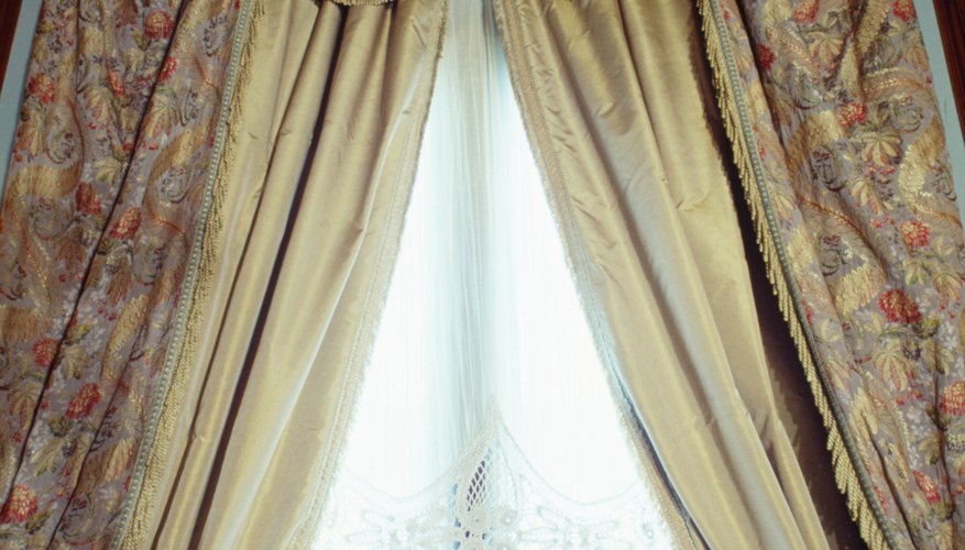 Las cortinas acentúan la decoración.