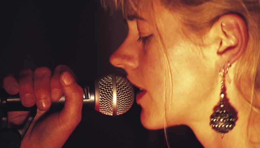 El fraseo vocal tiene significados relativos tanto a la estructura de la composición de una canción como a los elementos interpretativos en el rendimiento de un cantante.