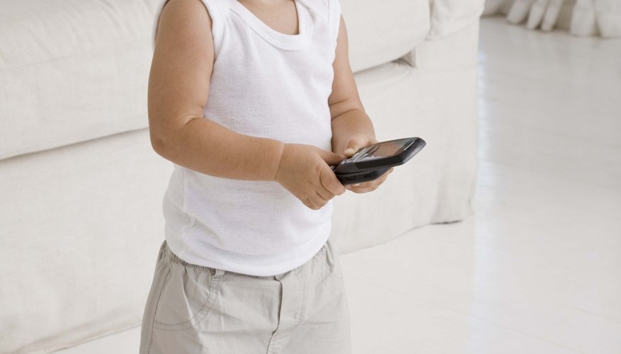 Ayuda a tu infante a crear su propio teléfono para que éste pueda jugar y aprender en el proceso.