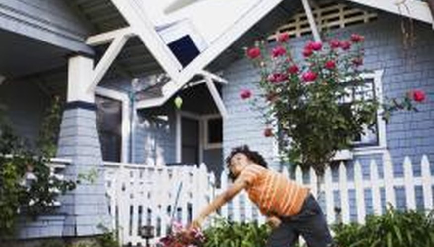 Photo Credit: Jupiterimages/Brand X Pictures/Getty Images Building a homemade glider makes a great project to do with kids.