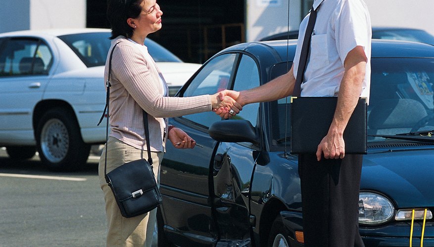 La AAA ofrece a sus miembros seguros de autómovil entre otros tantos servicios.