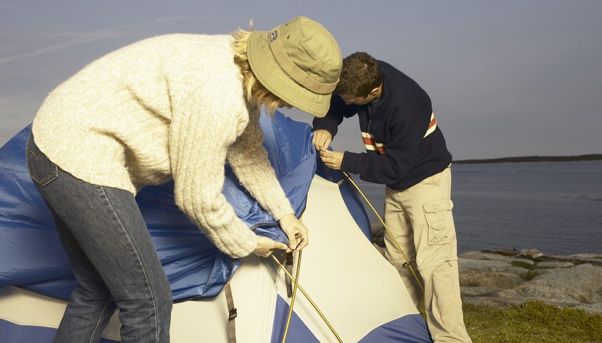 El sellador de costuras ofrece protección extra contra la intemperie al acampar.