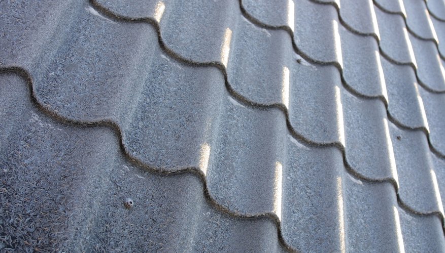 El metal, asfalto, azulejo, pizarra y madera se encuentran entre las opciones de techos para los propietarios de casas.