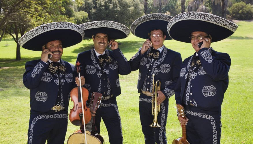 Sorprende a tus amigos disfrazándote de mariachi.
