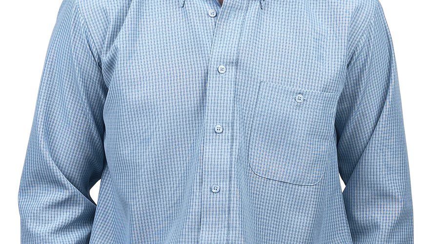 La mayoría de las camisas de vestir poseen algún tipo de bolsillo.