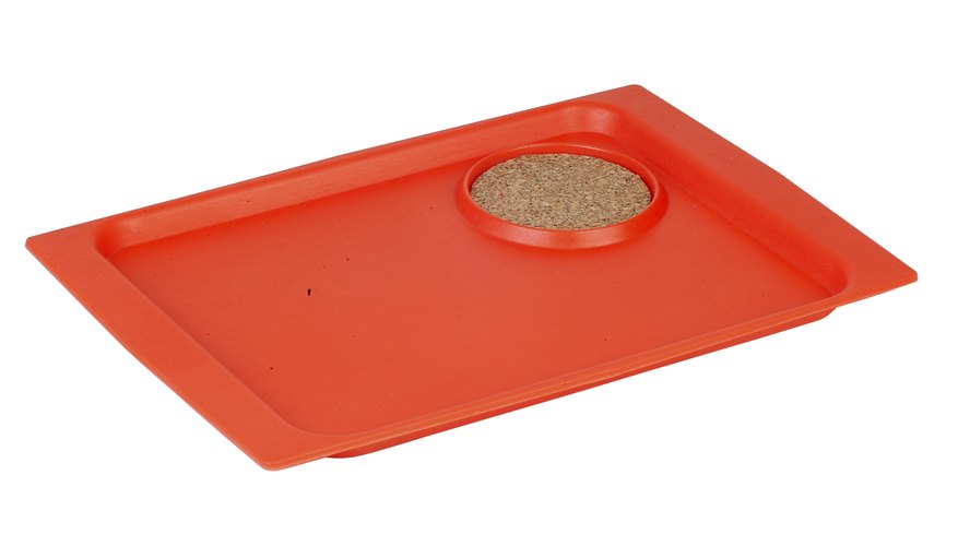 La melamina es una superficie de resina dura que se fabrica de manera química y se usa para producir materiales de construcción, platos plásticos y otros objetos durables.