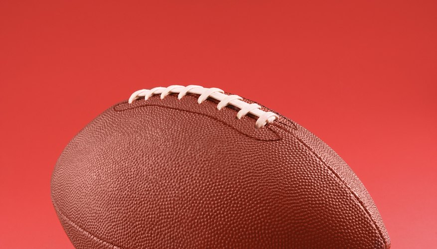 Una pelota de fútbol americano debe estar inflada apropiadamente para poder ser tirada bien.